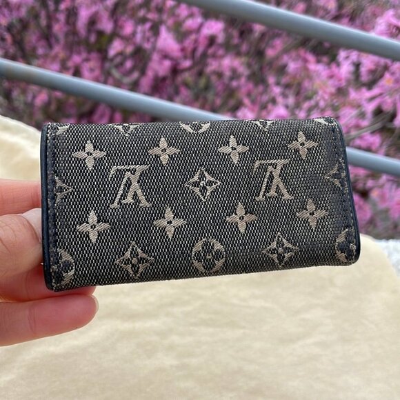 Louis Vuitton Mini Lin Multicle 4-Key Holder - Picture 2 of 13